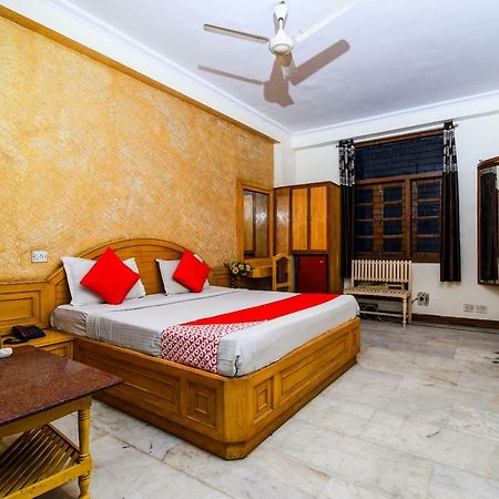 Rahul Palace By Golden Tree Near Metro Station And Ajmal Khan Market New Delhi Bagian luar foto