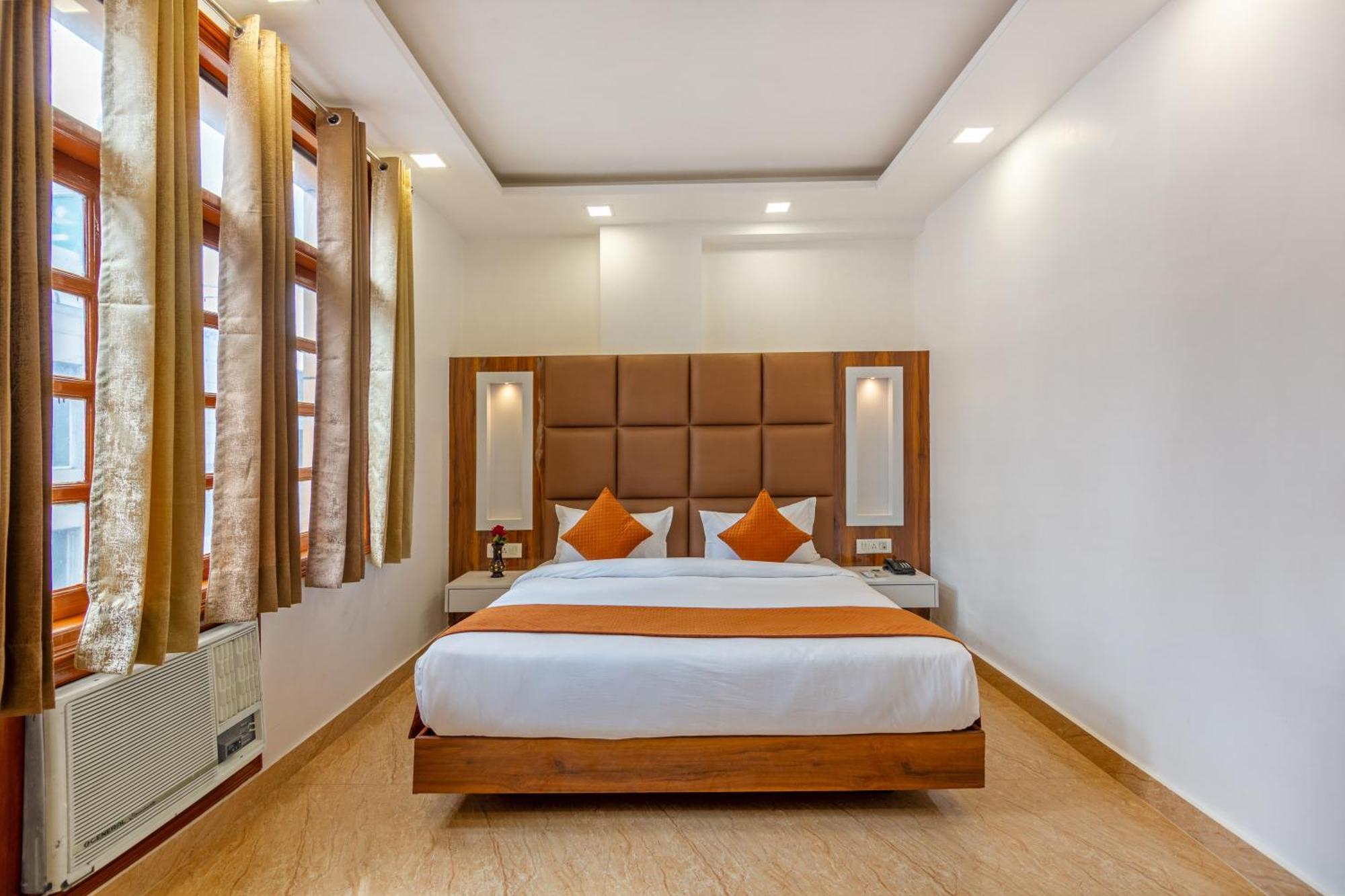 Rahul Palace By Golden Tree Near Metro Station And Ajmal Khan Market New Delhi Bagian luar foto