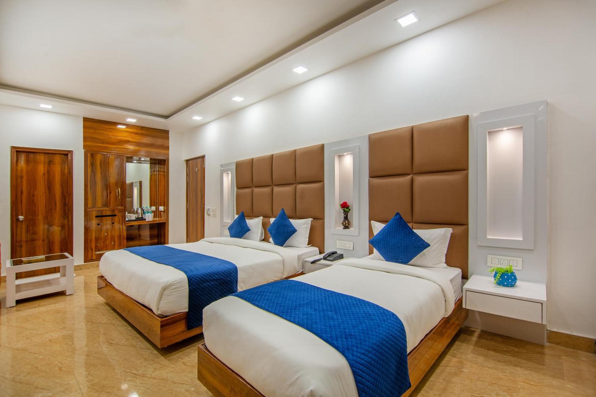 Rahul Palace By Golden Tree Near Metro Station And Ajmal Khan Market New Delhi Bagian luar foto