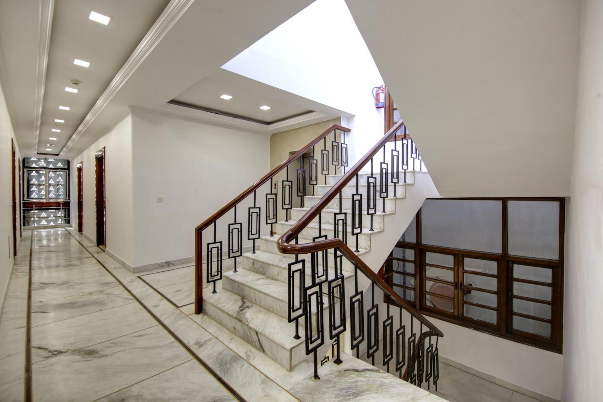 Rahul Palace By Golden Tree Near Metro Station And Ajmal Khan Market New Delhi Bagian luar foto