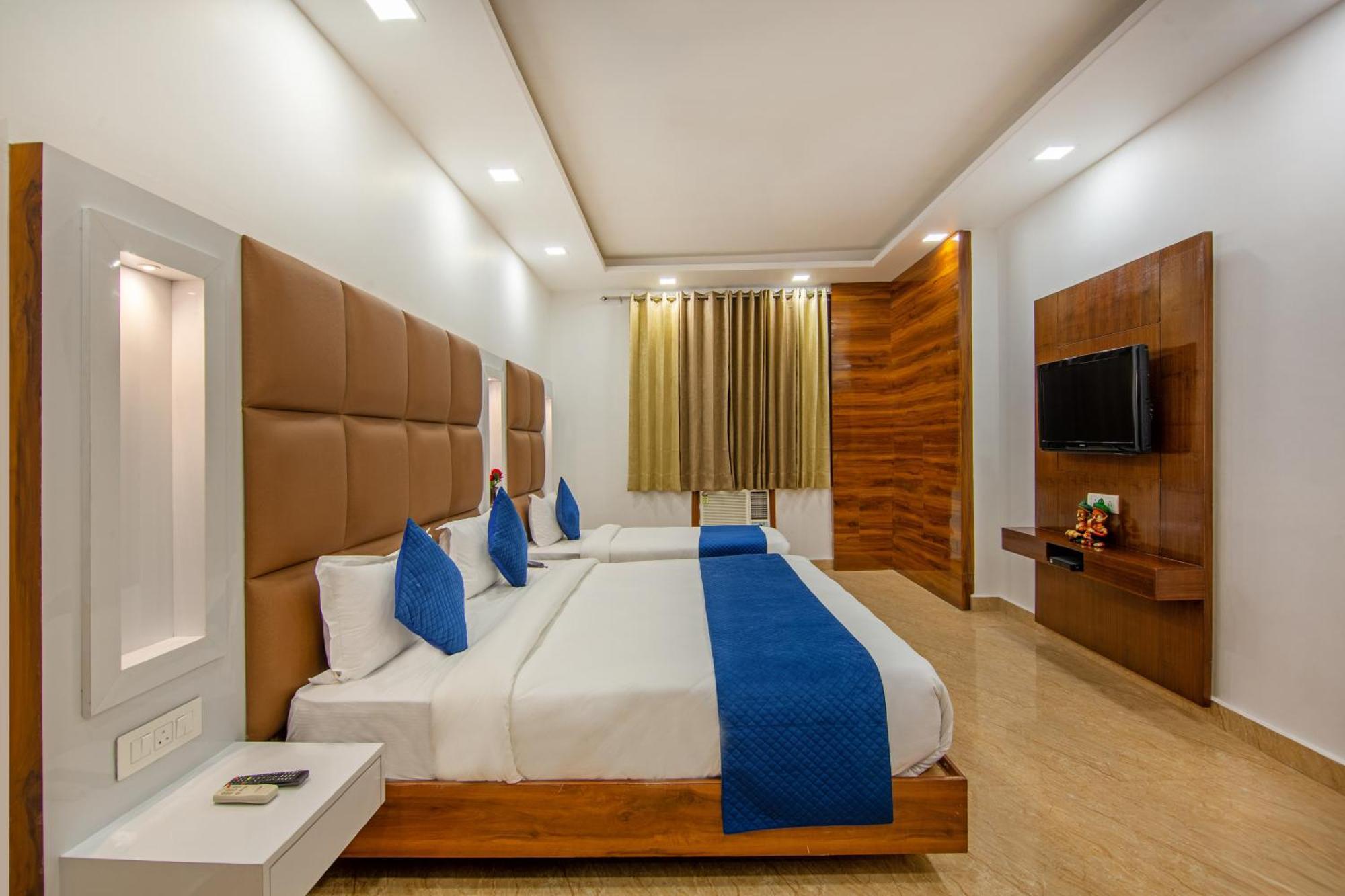 Rahul Palace By Golden Tree Near Metro Station And Ajmal Khan Market New Delhi Bagian luar foto