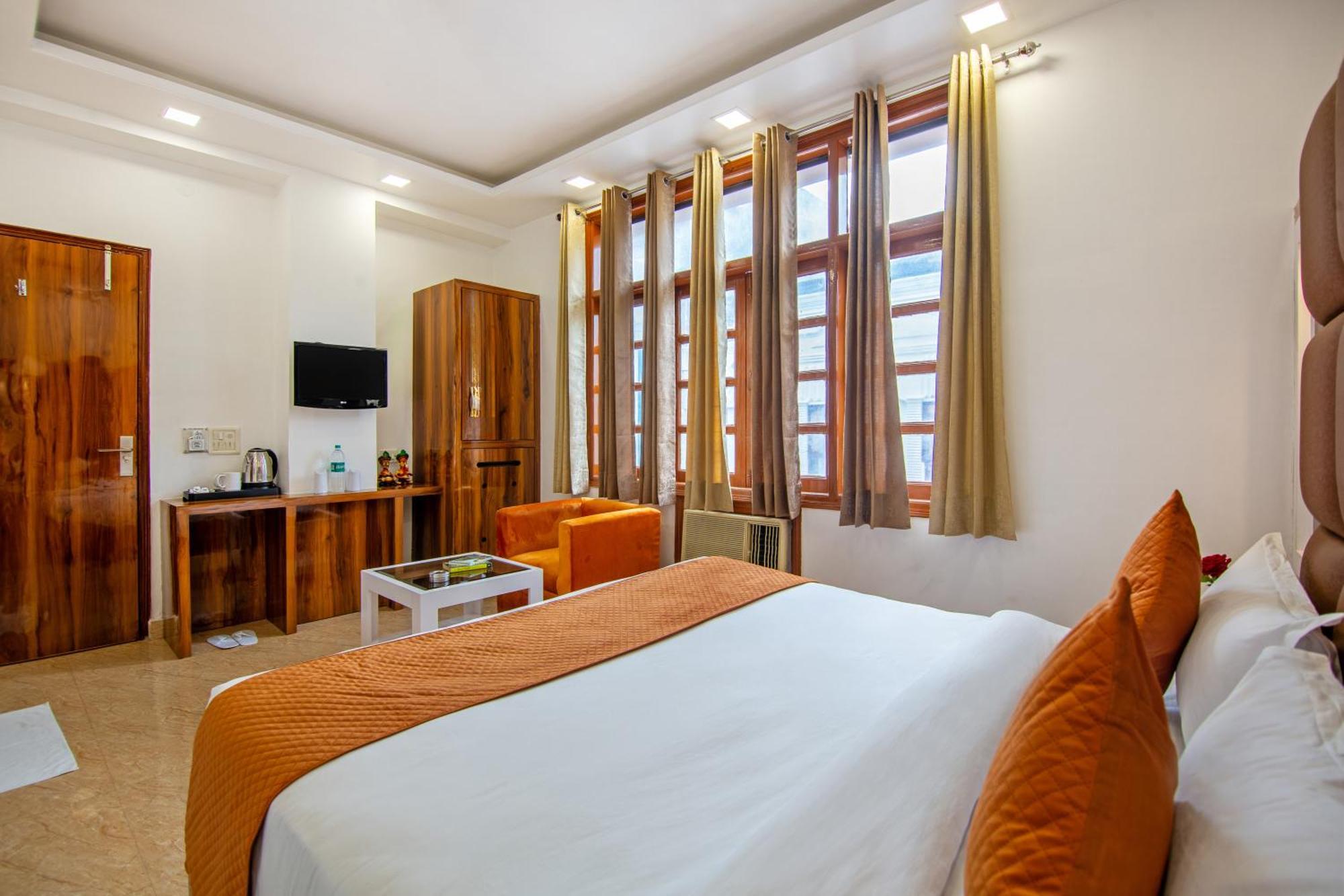 Rahul Palace By Golden Tree Near Metro Station And Ajmal Khan Market New Delhi Bagian luar foto