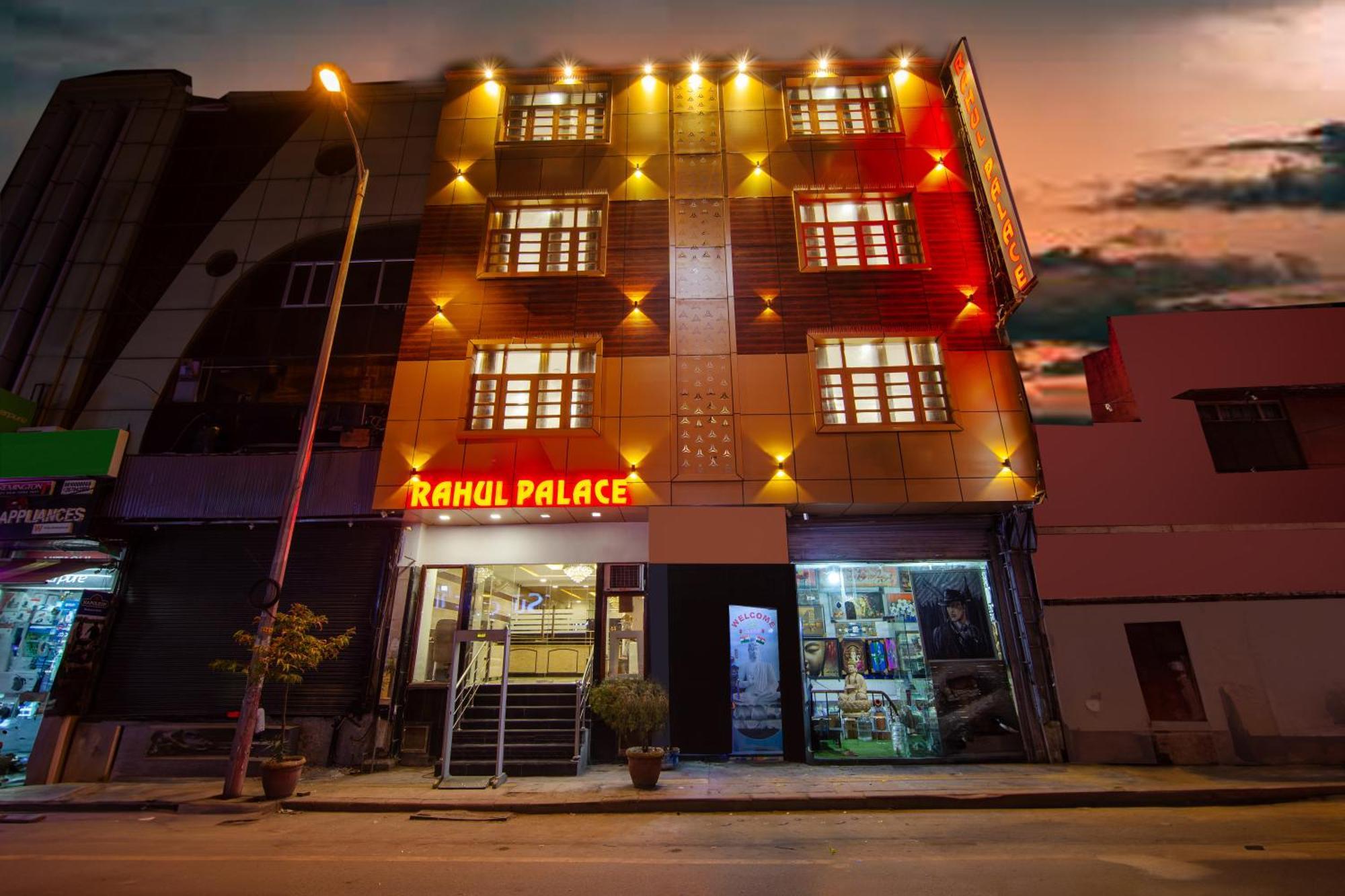 Rahul Palace By Golden Tree Near Metro Station And Ajmal Khan Market New Delhi Bagian luar foto