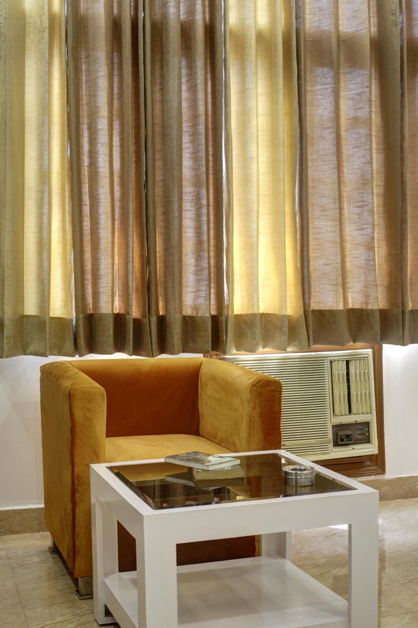 Rahul Palace By Golden Tree Near Metro Station And Ajmal Khan Market New Delhi Bagian luar foto