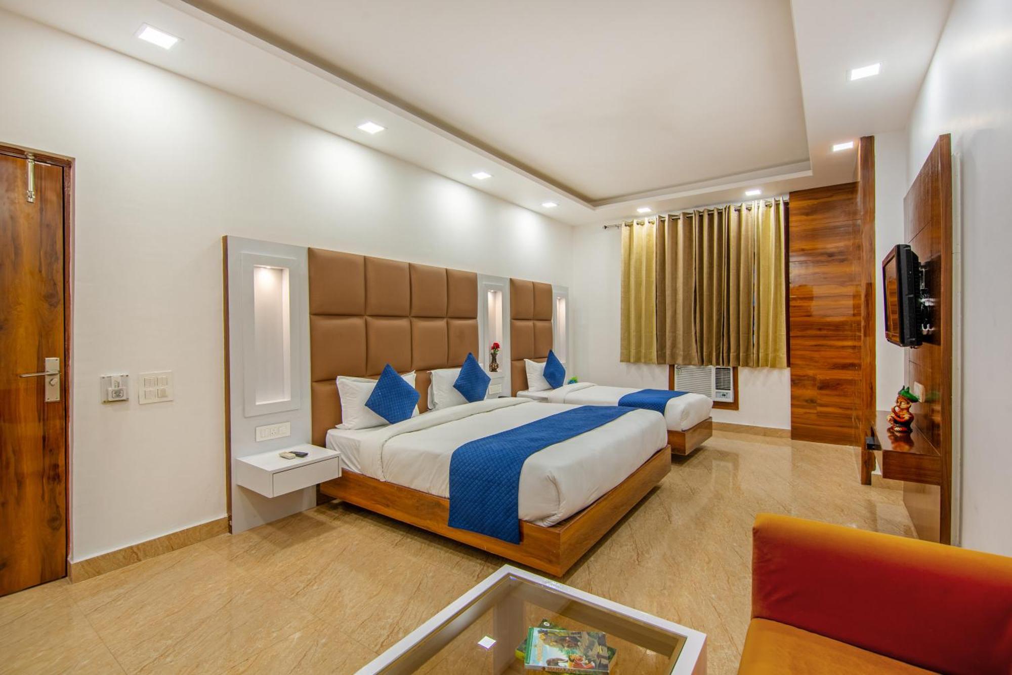 Rahul Palace By Golden Tree Near Metro Station And Ajmal Khan Market New Delhi Bagian luar foto