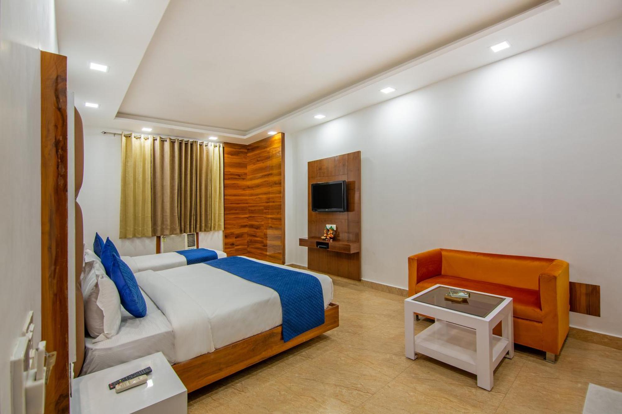 Rahul Palace By Golden Tree Near Metro Station And Ajmal Khan Market New Delhi Bagian luar foto