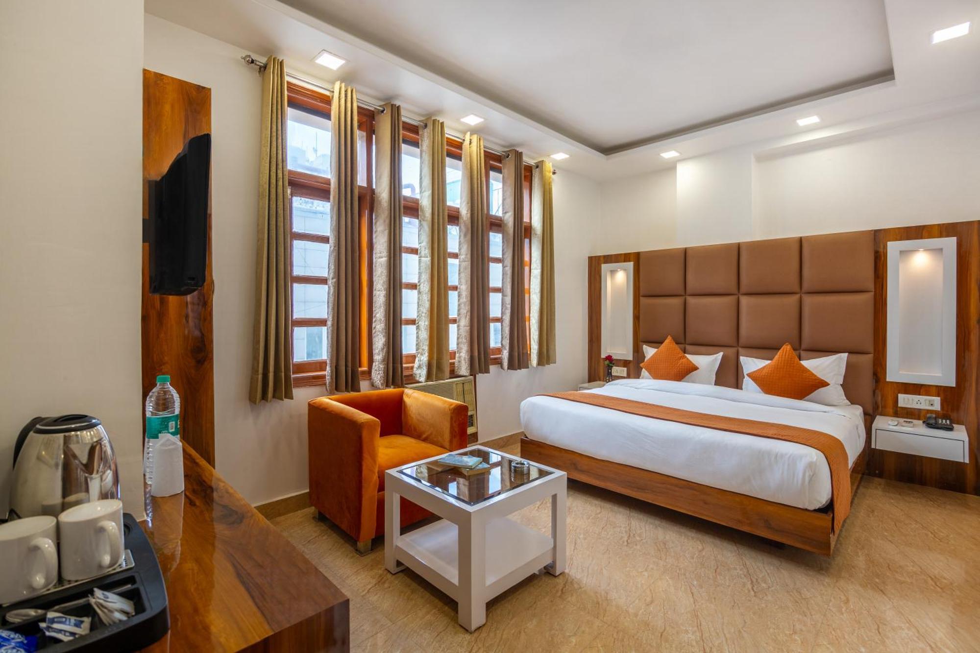 Rahul Palace By Golden Tree Near Metro Station And Ajmal Khan Market New Delhi Bagian luar foto