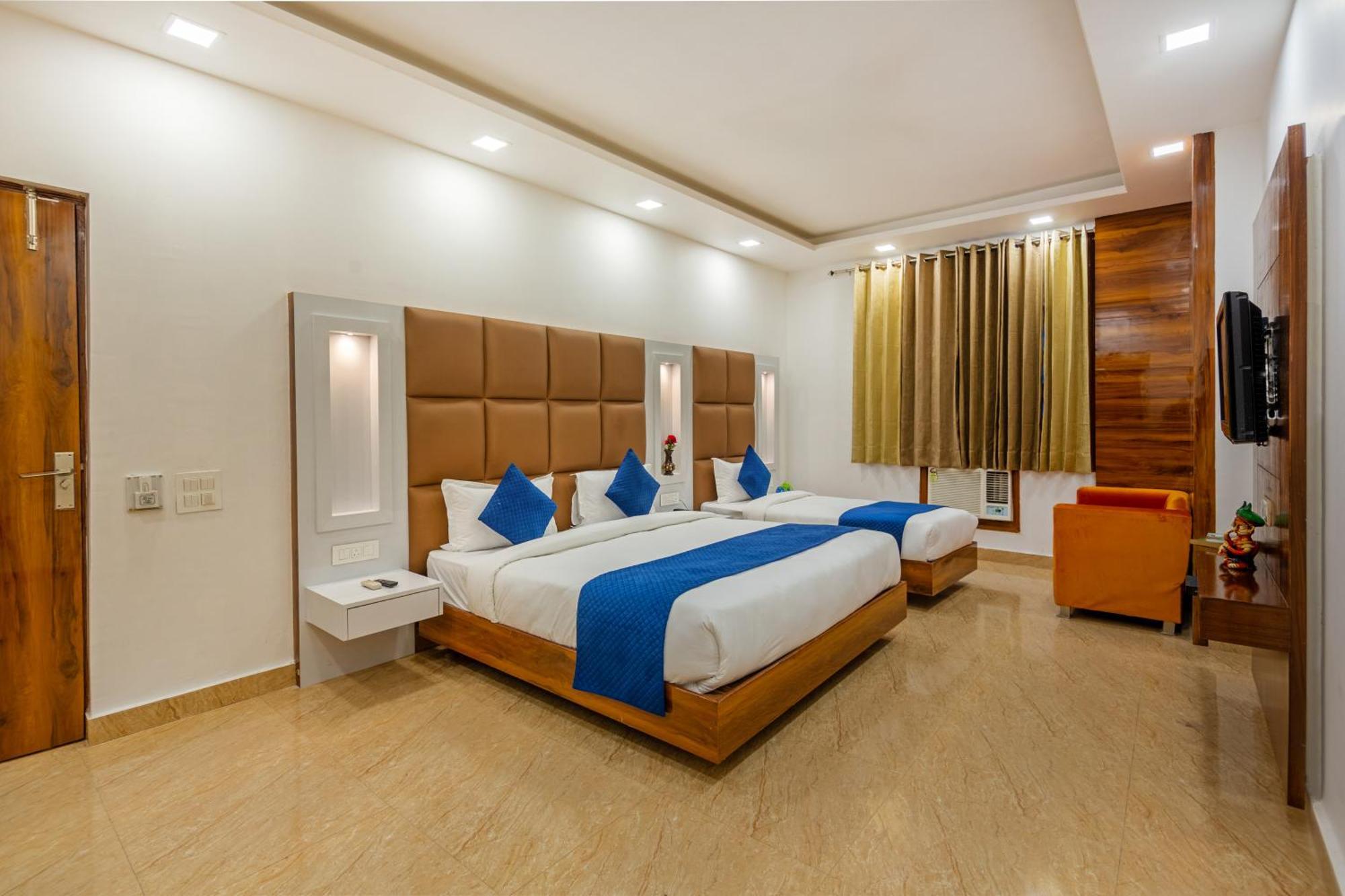 Rahul Palace By Golden Tree Near Metro Station And Ajmal Khan Market New Delhi Bagian luar foto