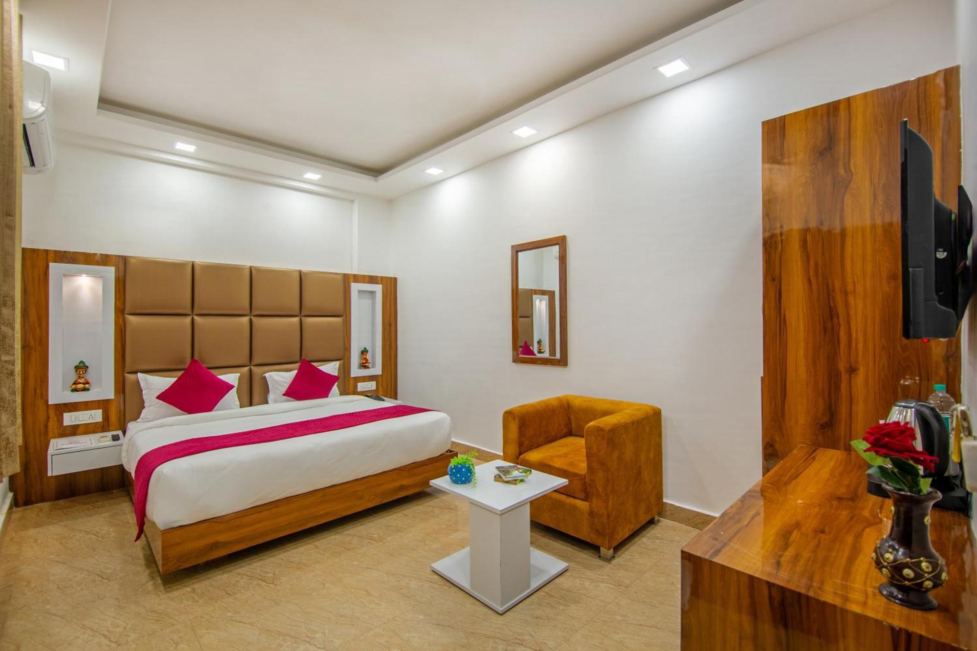 Rahul Palace By Golden Tree Near Metro Station And Ajmal Khan Market New Delhi Bagian luar foto