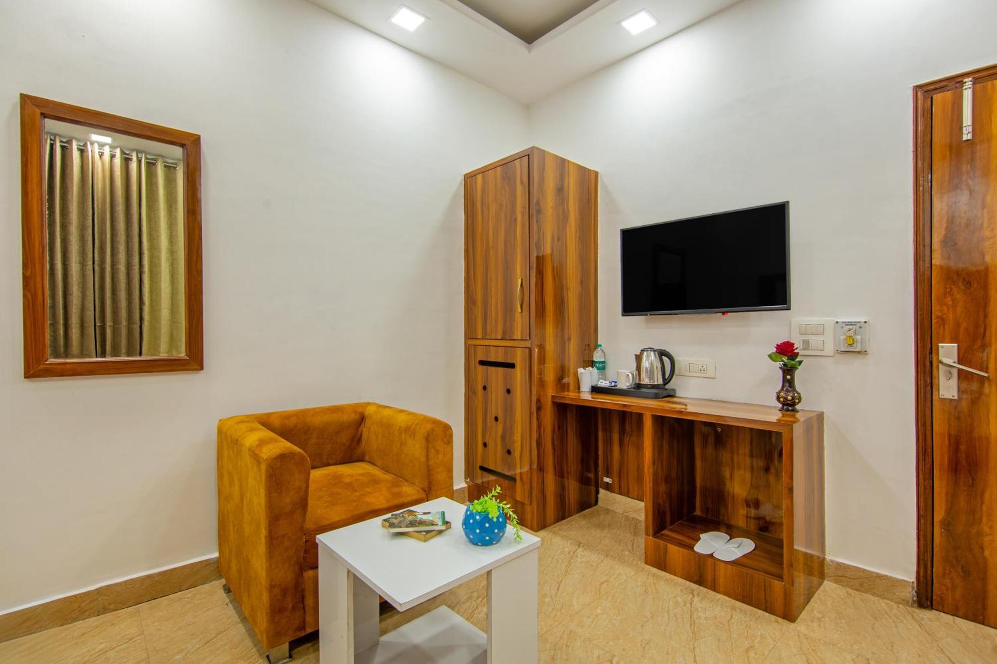 Rahul Palace By Golden Tree Near Metro Station And Ajmal Khan Market New Delhi Bagian luar foto
