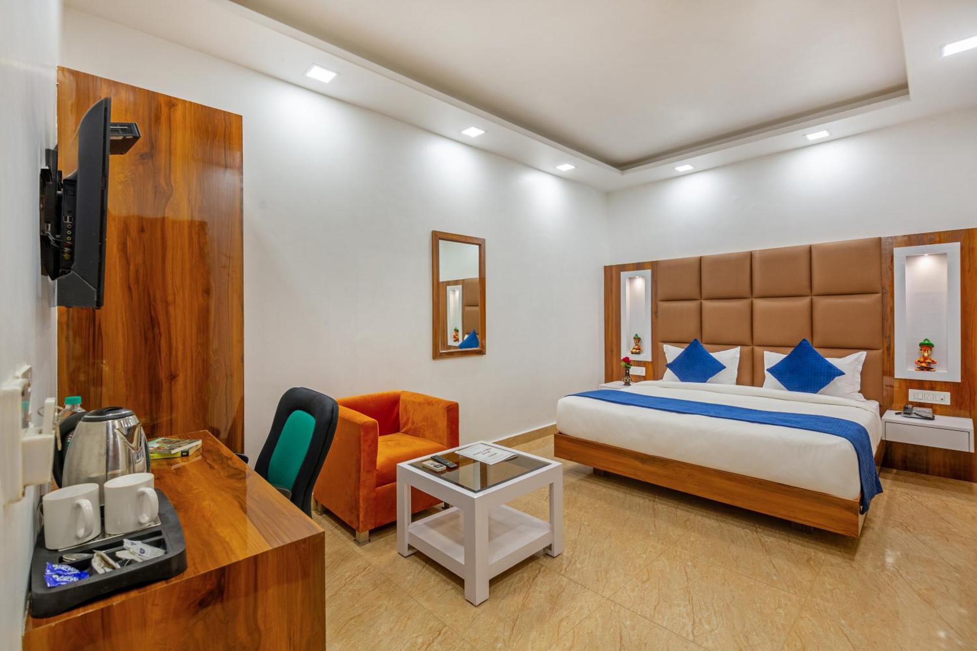 Rahul Palace By Golden Tree Near Metro Station And Ajmal Khan Market New Delhi Bagian luar foto