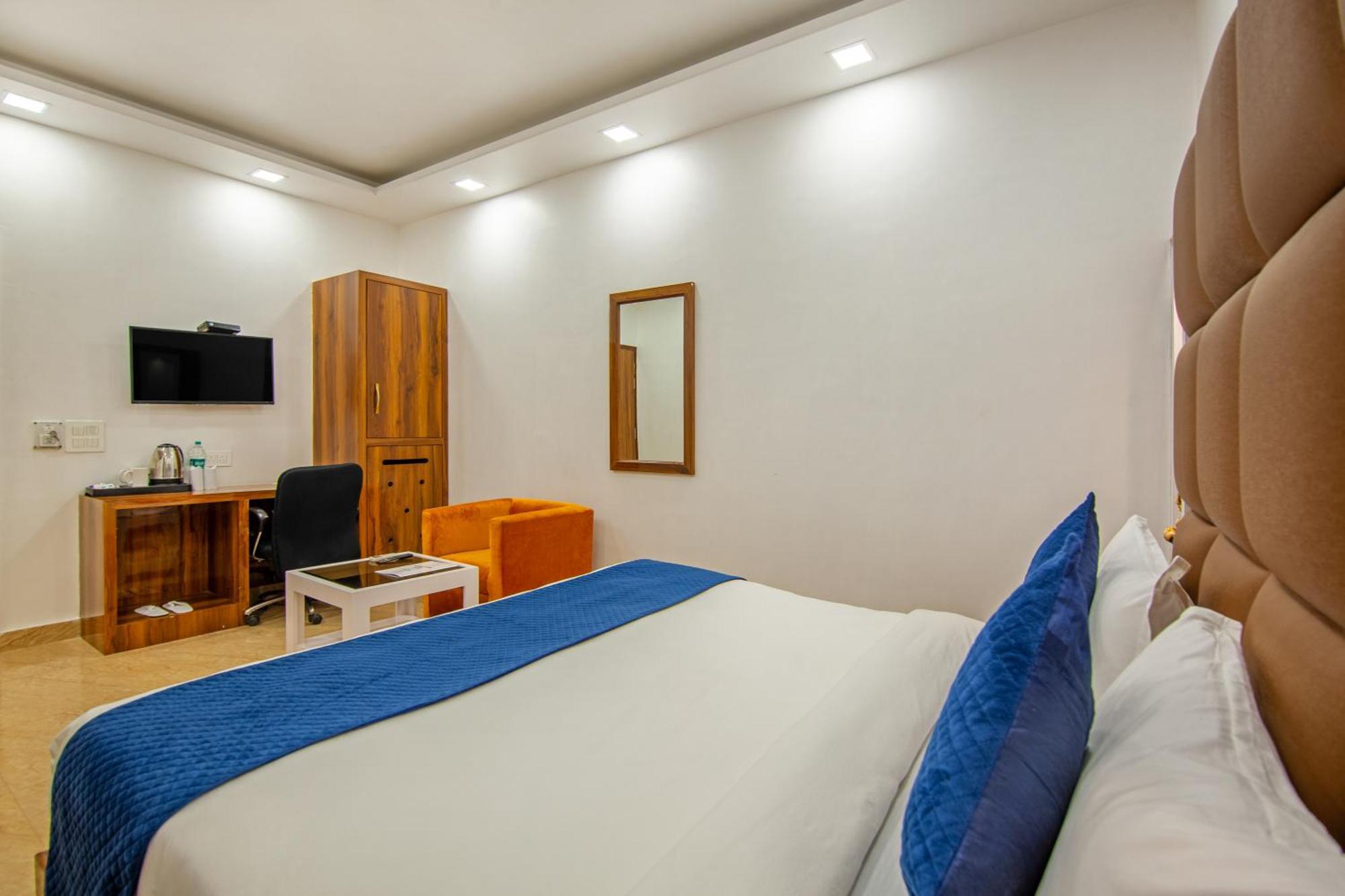 Rahul Palace By Golden Tree Near Metro Station And Ajmal Khan Market New Delhi Bagian luar foto