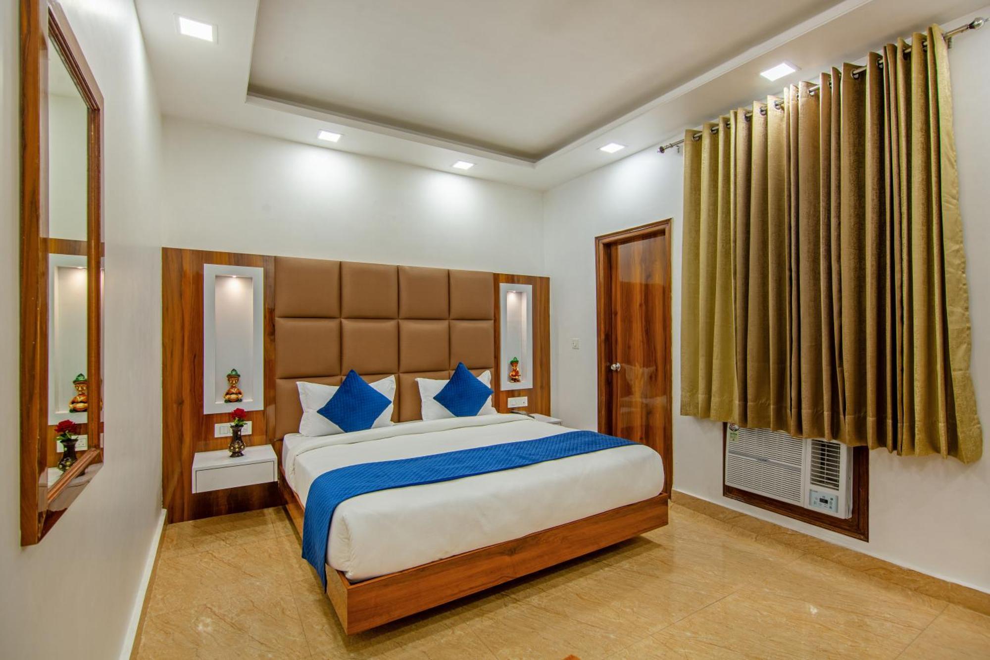 Rahul Palace By Golden Tree Near Metro Station And Ajmal Khan Market New Delhi Bagian luar foto