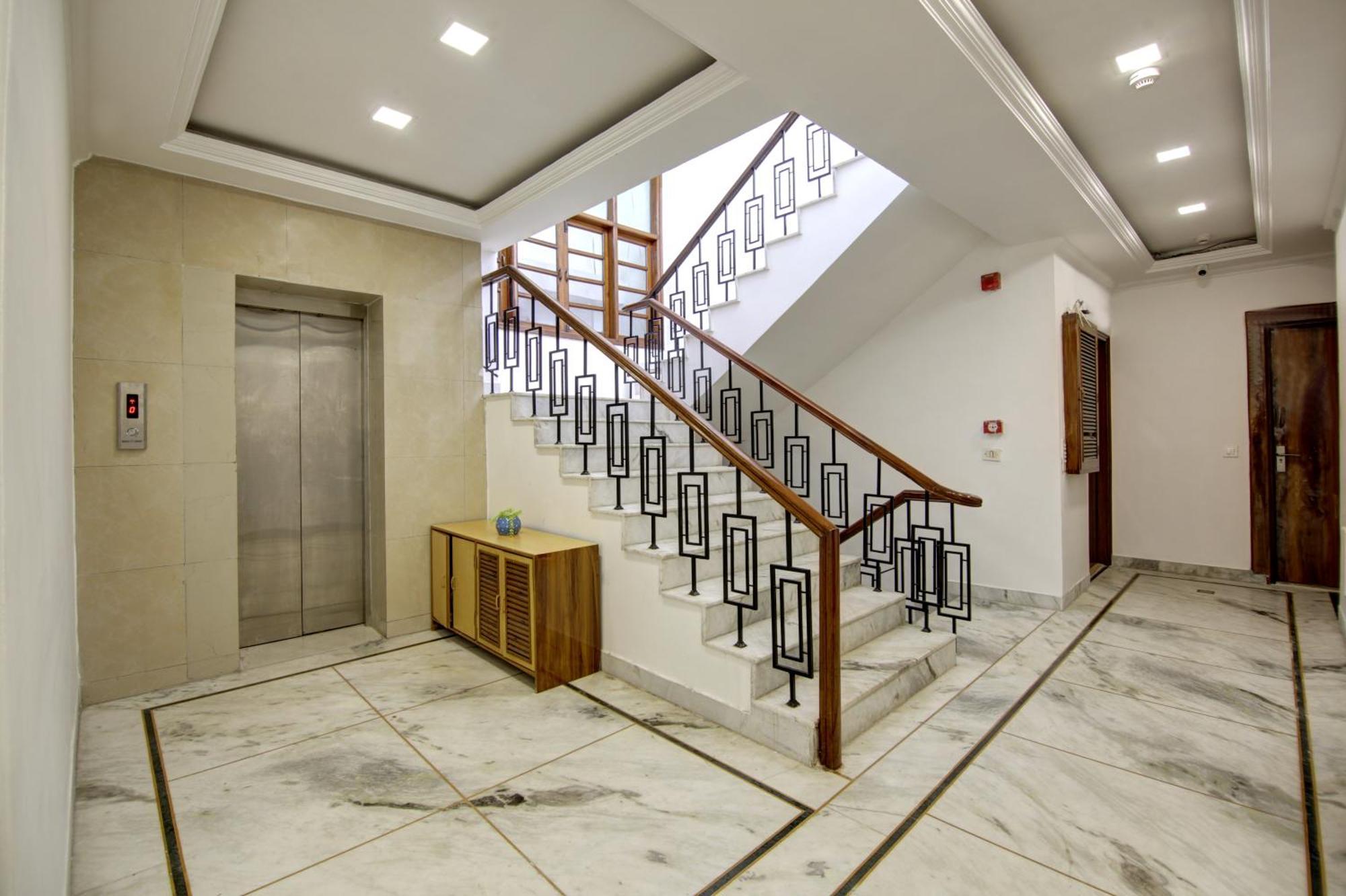 Rahul Palace By Golden Tree Near Metro Station And Ajmal Khan Market New Delhi Bagian luar foto