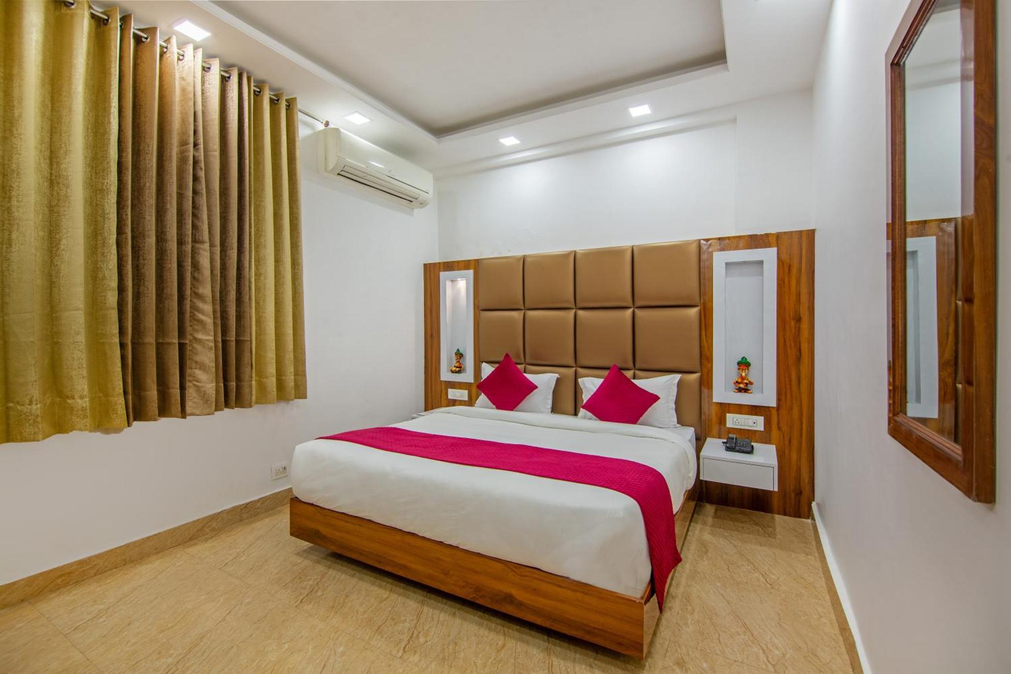 Rahul Palace By Golden Tree Near Metro Station And Ajmal Khan Market New Delhi Bagian luar foto