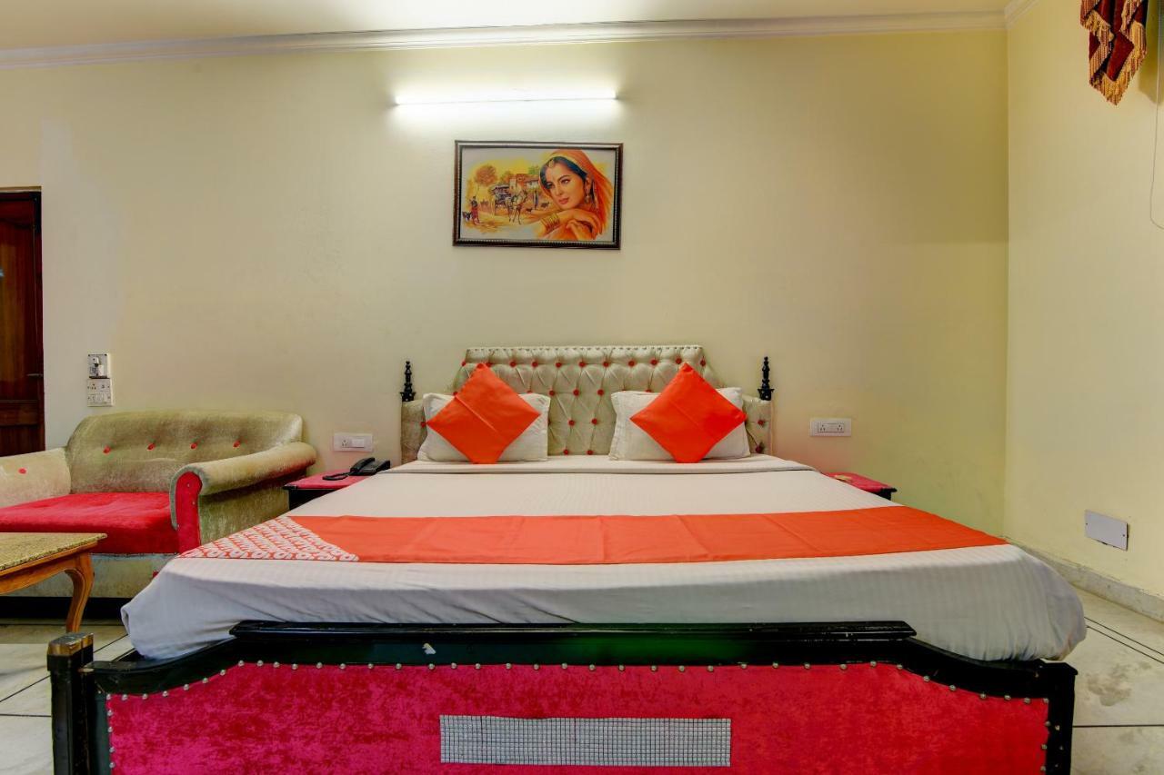 Rahul Palace By Golden Tree Near Metro Station And Ajmal Khan Market New Delhi Bagian luar foto