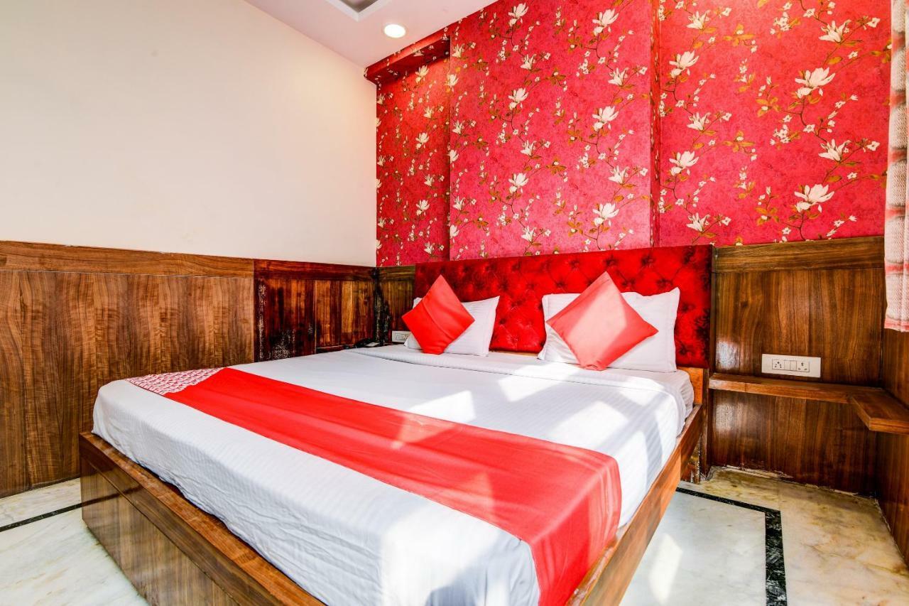Rahul Palace By Golden Tree Near Metro Station And Ajmal Khan Market New Delhi Bagian luar foto
