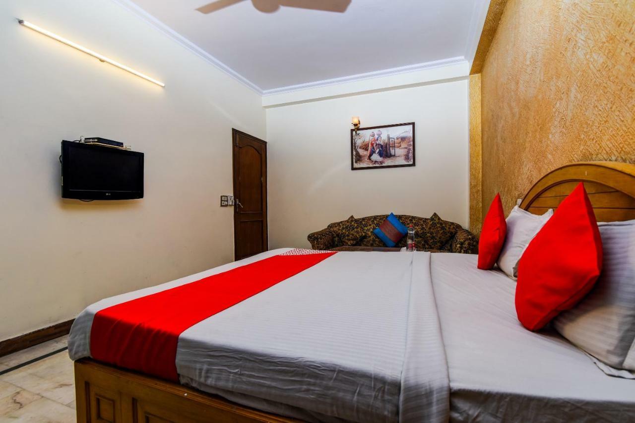 Rahul Palace By Golden Tree Near Metro Station And Ajmal Khan Market New Delhi Bagian luar foto