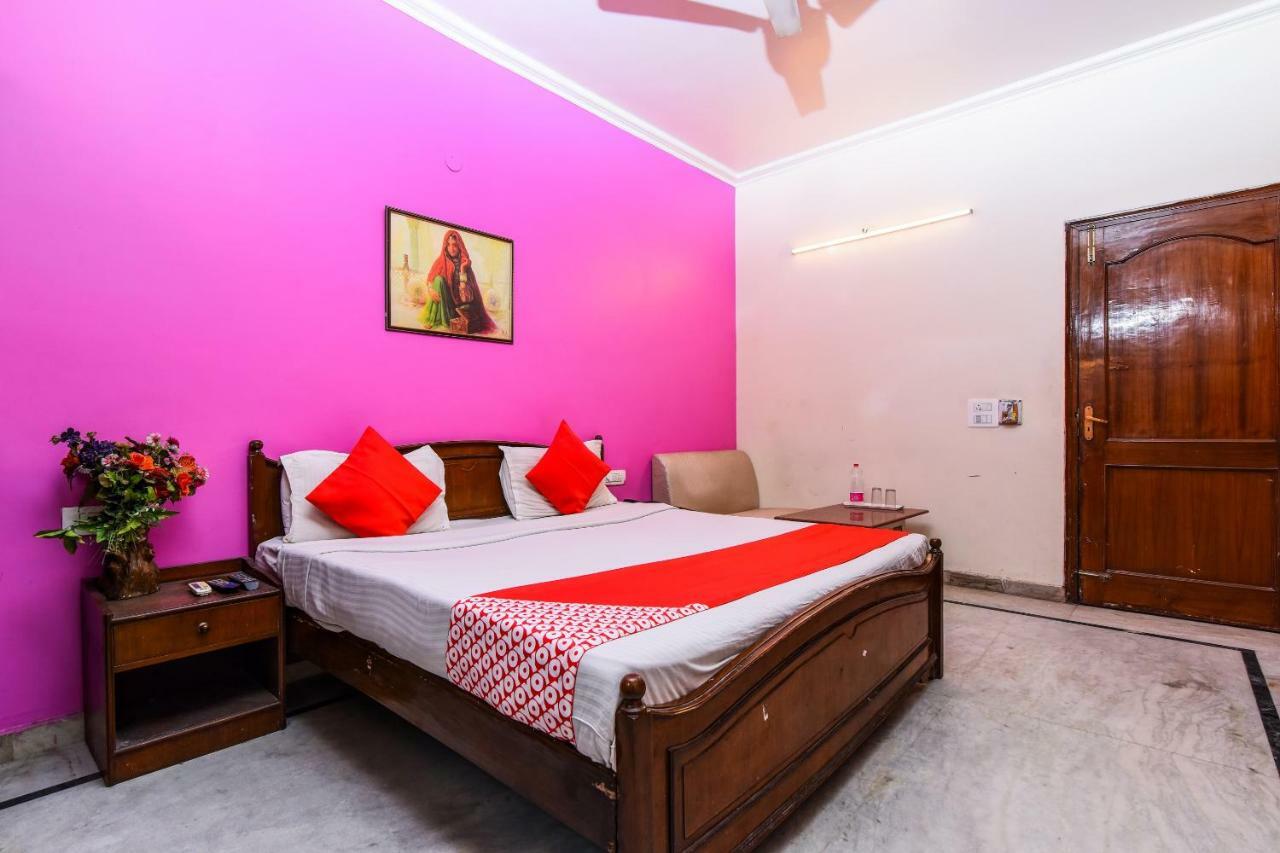 Rahul Palace By Golden Tree Near Metro Station And Ajmal Khan Market New Delhi Bagian luar foto
