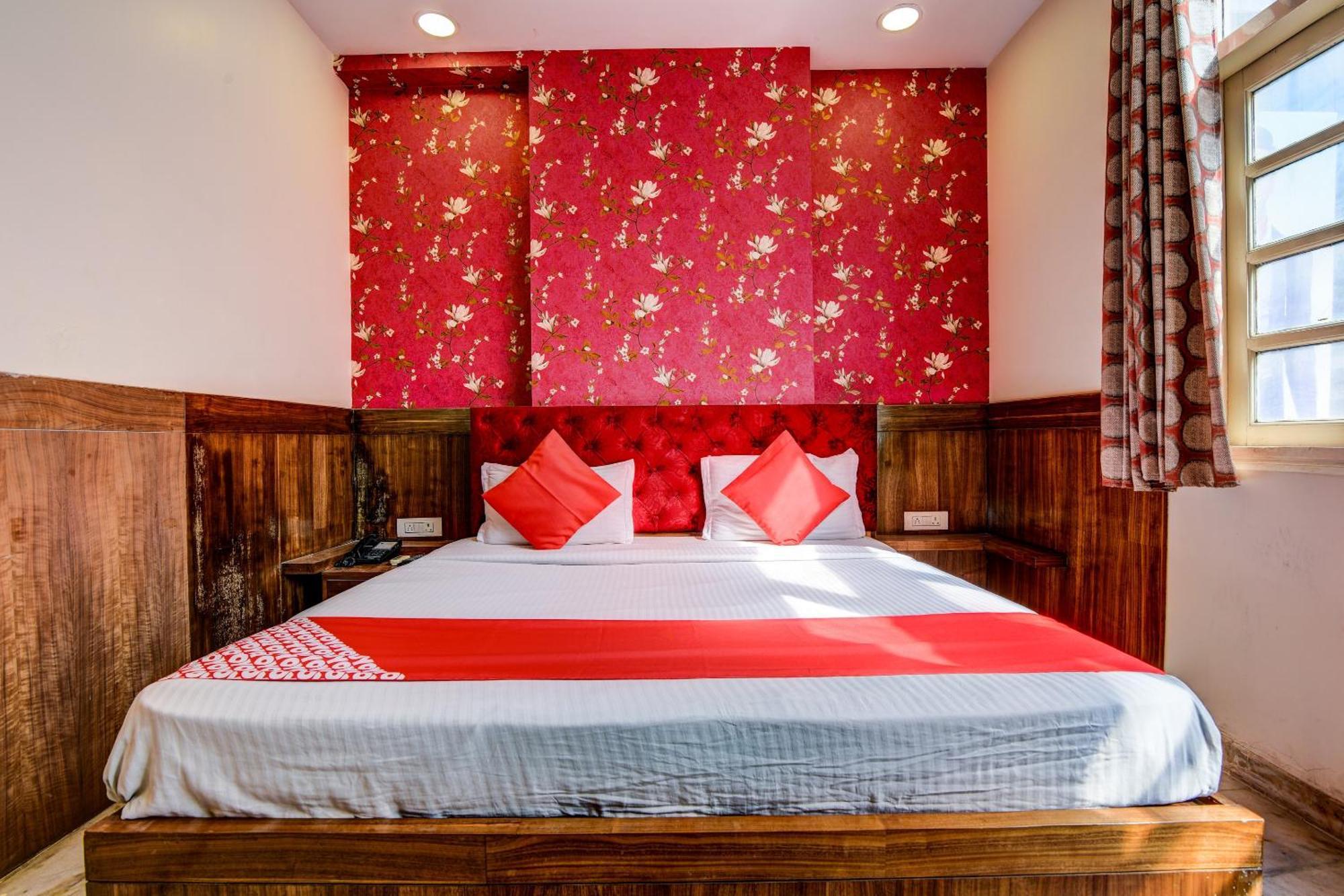 Rahul Palace By Golden Tree Near Metro Station And Ajmal Khan Market New Delhi Bagian luar foto