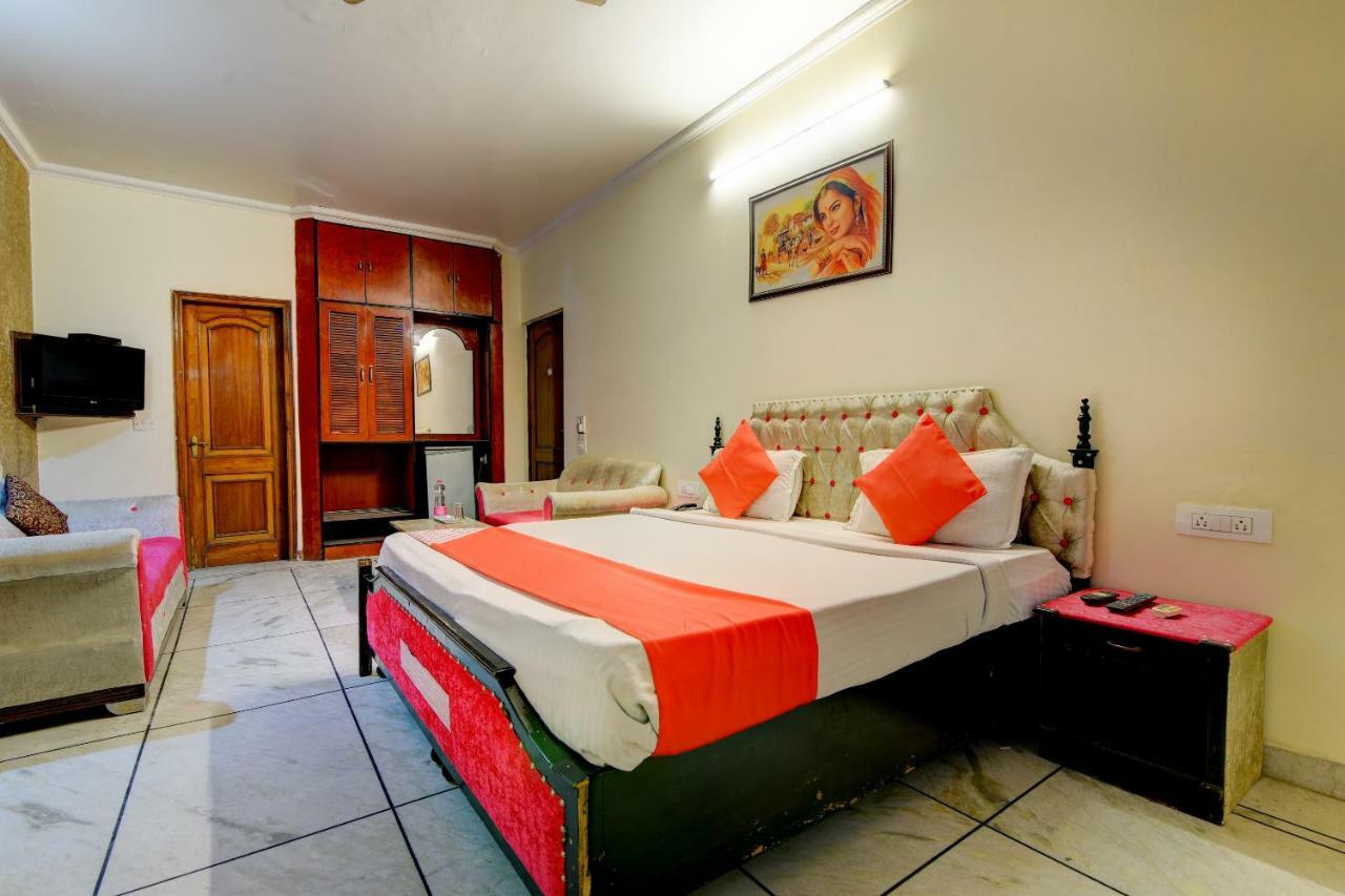 Rahul Palace By Golden Tree Near Metro Station And Ajmal Khan Market New Delhi Bagian luar foto